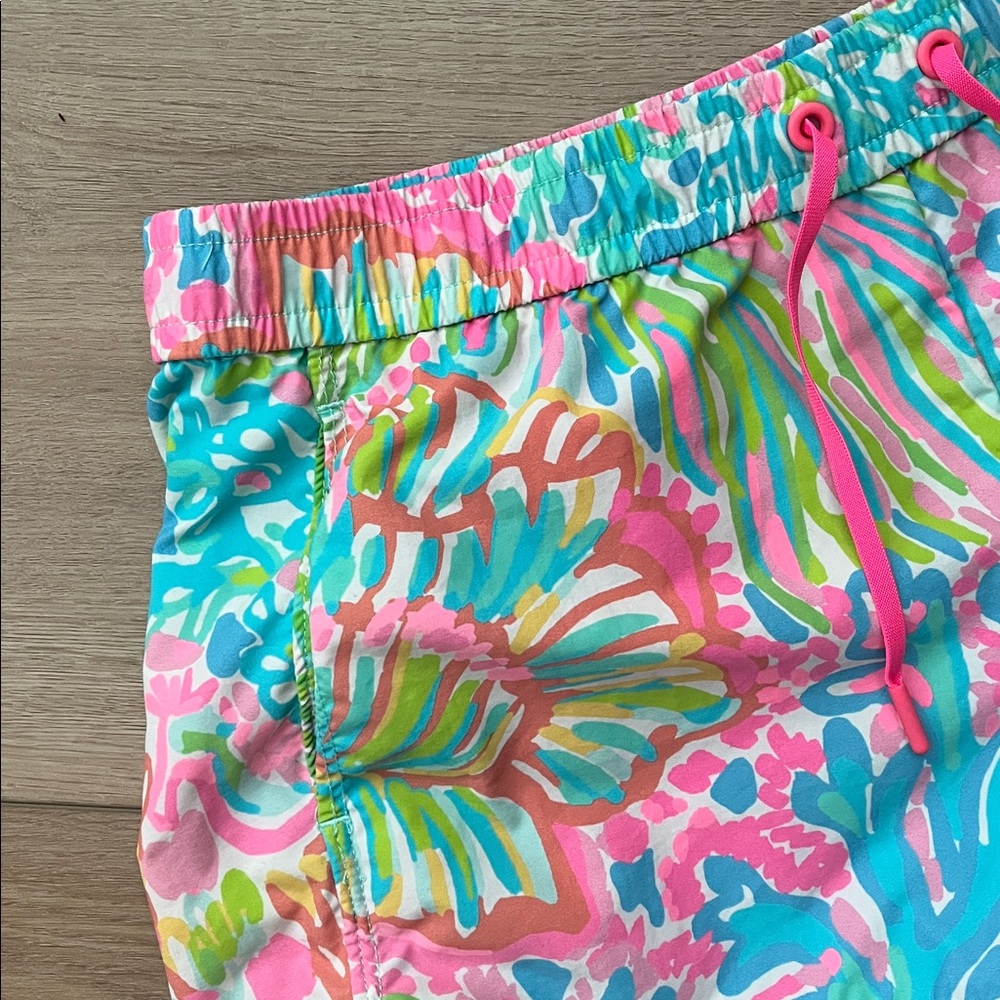 Lilly Pulitzer Run Around Luxletic shorts in 
Multi Lovers Coral print - Picture 5 of 9